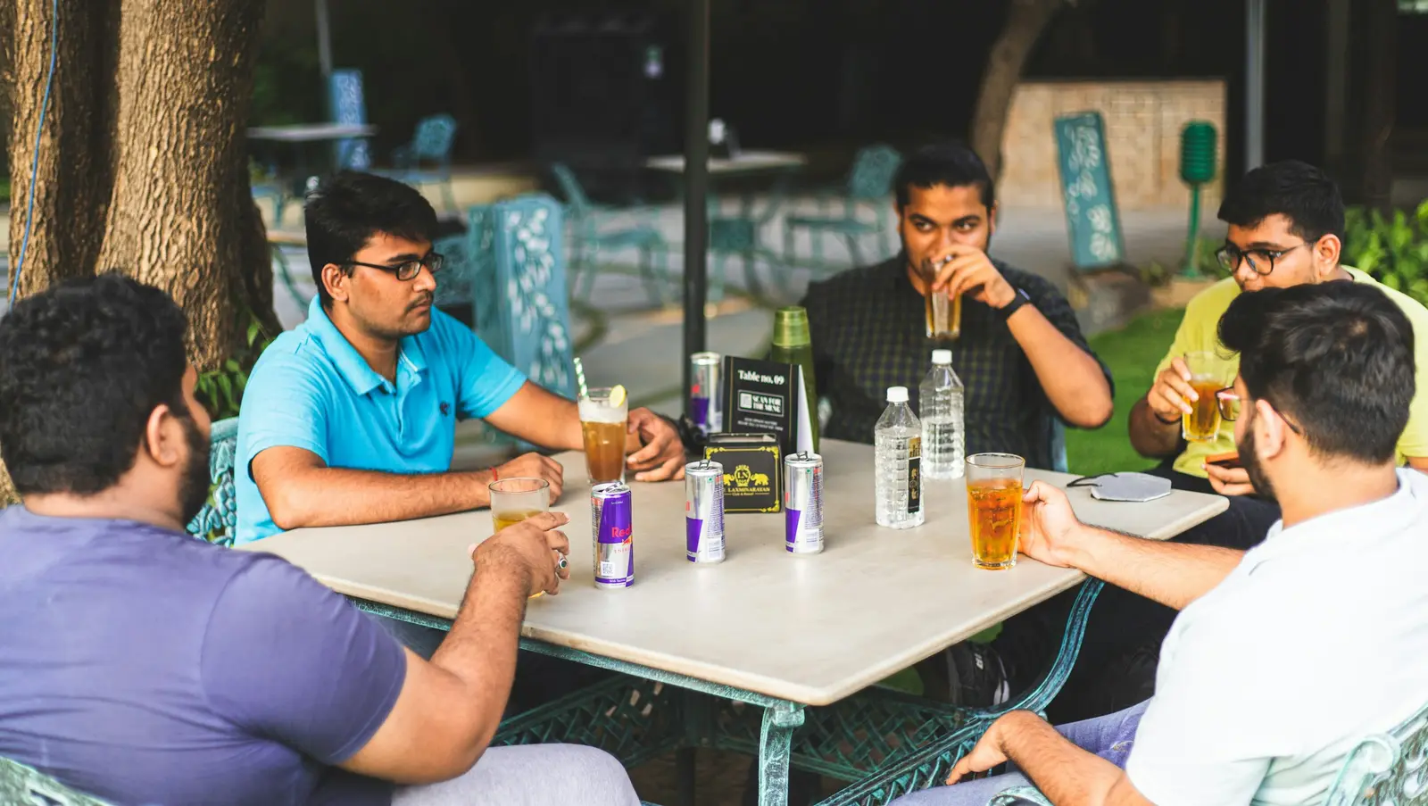 ಕೆಫೆ ಟೇಬಲ್ ಸುತ್ತ ಕುಳಿತ ಆರು ಸ್ನೇಹಿತರು — ಇಂಥದ್ದೇ ಟೇಬಲ್ಲಿನ ಒಂದು ಬಿಲ್ ಹಂಚಲ್ಪಡುತ್ತದೆ